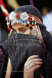 Image du Maroc Professionnelle de  Une jeune fille du désert pose en tenue traditionnelle durant le grand Moussem de Tan Tan. Ce grand rassemblement est organisé dans un site désertique sur lequel la ville de Tan Tan a toujours accueilli la majorité des tribus et des grandes familles nomades du désert lors d'un grand moussem, Samedi 18 septembre 2004. (Photo / Abdeljalil Bounhar)




